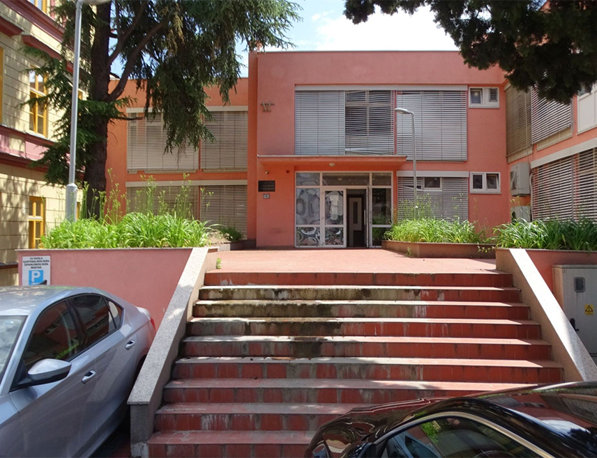 МОСTАР, 10. фЕБРУАР /СРНА/ - Tужилаштво Херцеговачко-неретванског кантона /ХНК/ огласило се данас у вези са страдањем 19 људи у Јабланици, наводећи да ће подизање оптужнице зависити од резултата провјера, доказа и налаза вјештака, као и да до краја фебруара очекују налаз вјештака који се односи на утврђивање "евентуалног доприноса каменолома овој трагедији".