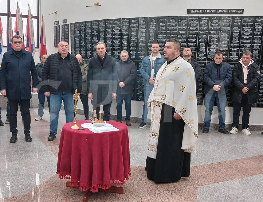 ИСТОЧНА ИЛИЏА, 10. ФЕБРАУАРА /СРНА/ - У Спомен-цркви Светог великомученика Димитрија на Вељинама у Источној Илиџи данас је служен парастос за 14 погинулих и умрлих припадника Првог јуришног батаљона Илиџанске бригаде.