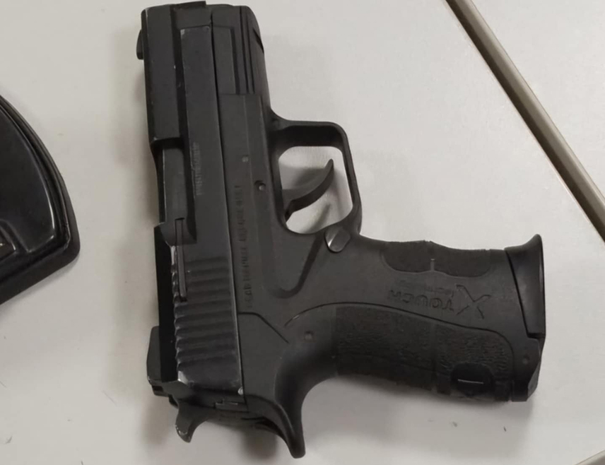 ДОБОЈ, 10. ФЕБРУАРА /СРНА/ - Добојска полиција ухапсила је лице из Грачанице чији су иницијали Е.З, које је покушало да опљачка бензинску пумпу у Добоју, а за које је утврђено да је починило осам разбојништава у Републици Српској, Брчко дистрикту и Федерацији БиХ /ФБиХ/.