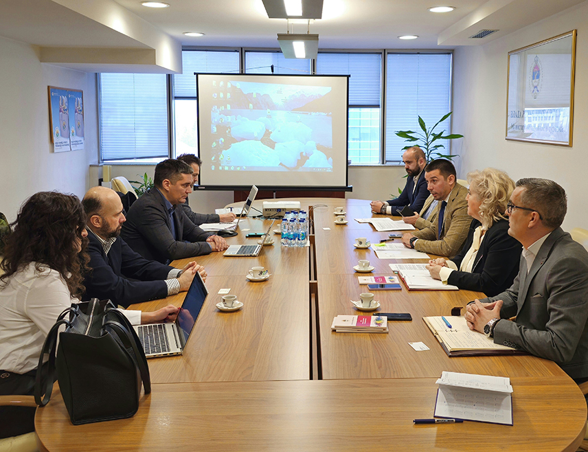 БАЊАЛУКА, 10. ФЕБРУАРА /СРНА/ - Министар трговине и туризма Републике Српске Денис Шулић разговарао је данас у Бањалуци са представницима трговачког ланца "Лидл" о отпочињању пословања ове компаније у Српској.