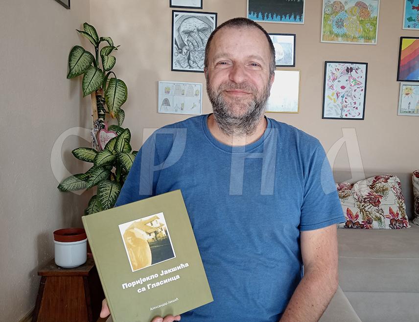 СОКОЛАЦ, 13. ФЕБРУАРА /СРНА/ - Александар Јакшић са Сокоца посветио је двије деценије истраживању поријекла племена Дробњаци, чији су знаменити потомци, како наводи, научник Јован Цвијић, реформатор српског језика Вук Стефановић Караџић, српски војвода Живојин Мишић, књижевници Меша Селимовић и Борислав Пекић, као и прабаба најбољег тенисера свих времена Новака Ђоковића.