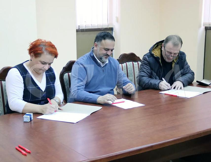 ДЕРВЕНTА, 11. ФЕБРУАРА /СРНА/ - Градоначелник Дервенте Игор Жунић потписао је данас уговоре са представницима удружења грађана и невладиним организацијама, за које је из буџета обезбијеђено 290.000 КМ.