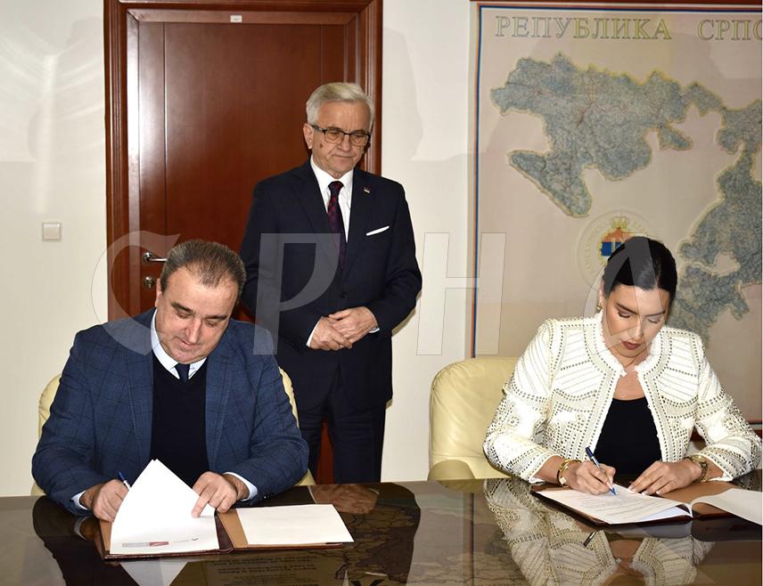 БАЊАЛУКА, 11. ФЕБРУАРА /СРНА/ - Вршиоци дужности генералних директора "Аеродрома Републике Српске" и београдског Аеродрома "Никола Тесла" Валентина Кецман и Саша Влаисављевић потписали су данас Меморандум о успостављању различитих облика сарадње, који ће допринијети развоју и конкурентности Аеродрома Бањалука.