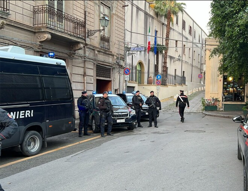 РИМ, 11. ФЕБРУАРА /СРНА-Ројтерс/ - Око 130 људи ухапшено је у великој акцији против сицилијанске мафије у Палерму, саопштила је италијанска полиција.