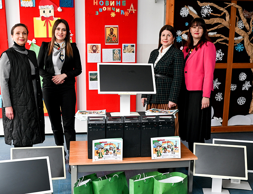 БАЊАЛУКА, 11. ФЕБРУАРА /СРНА/ - Представници Атос банке донирали су данас у Бањалуци рачунаре Центру "Заштити ме", а у сарадњи са Министарством унутрашњих послова /МУП/ Републике Српске организовано је и предавање "Сигурнији интернет", које је одржано поводом Међународног дана безбједности на интернету.