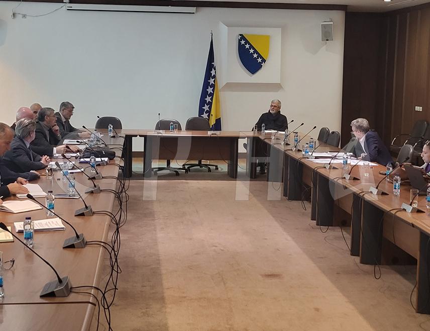 САРАЈЕВО, 11. ФЕБРУАРА /СРНА/ - Министар транспорта и комуникација у Савјету министара Един Форто рекао је да приједлог измјена Закона о безбједности саобраћаја није раније упућен у законодавну процедуру јер се посљедњих година успоставила пракса да министри у Савјету министара из Републике Српске одбијају да подрже оно на шта институције Српске нису дале позитивно мишљење.