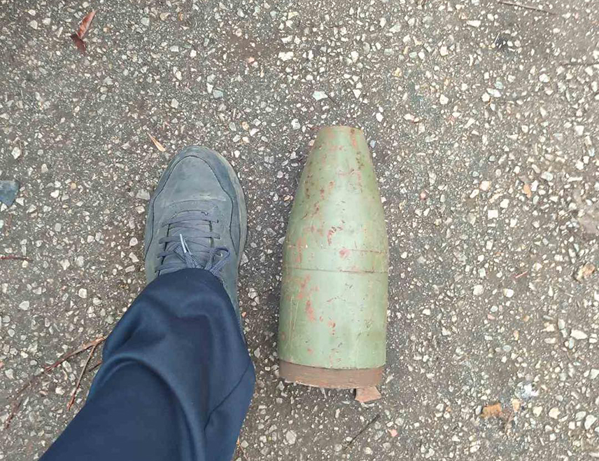 САРАЈЕВО, 11. ФЕБРУАРА /СРНА/ - Радници Комуналног предузећа "Рад" из Сарајева пронашли су у контејнеру за отпад тромблонску мину и дио ракете, те обавијестили полицију која је обезбиједила подручје и тренутно врши увиђај.