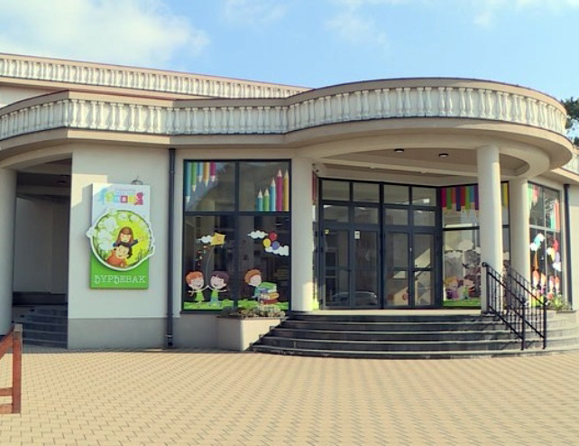 БИЈЕЉИНА, 11. ФЕБРУАРА /СРНА/ - Дјечији вртић "Чика Јова Змај" у Бијељини прекинуо је дводневни генерални штрајк организован због дуговања Градске управе према радницима ове предшколске установе у којој борави 900 дјеце и од сутра поново ради, саопштено је из Синдикалне организације вртића.