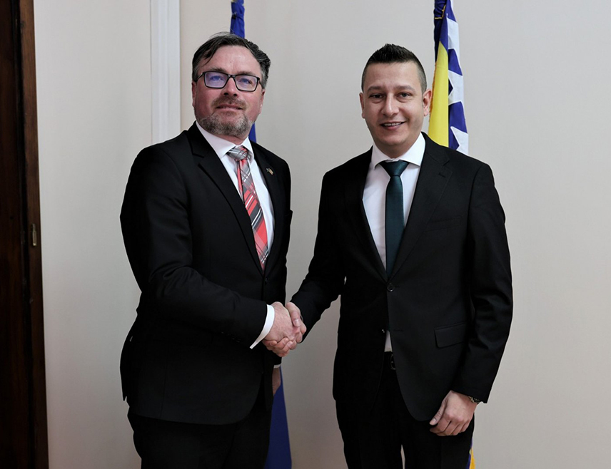 САРАЈЕВО, 11. ФЕБРУАРА /СРНА/ - Замјеник министра одбране у Савјету министара Александар Гогановић истакао је да је од великог значаја да представници Републике Српске у заједничким институцијама разговарају са међународним партнерима како би се глас Српске чуо на међународној сцени.