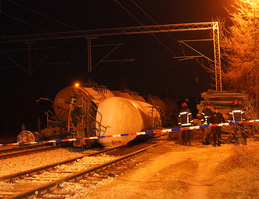 БЕОГРАД, 11. ФЕБРУАРА /СРНА/ - У акциденту на железничкој станици Врчин, када се преврнула цистерна са сумпорном киселином, није било повријеђених и нема никакве опасности од загађења животне средине, изјавио је вечерас министар унутрашњих послова Србије Ивица Дачић.