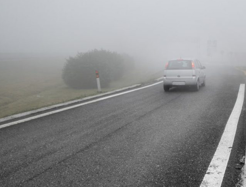 БАЊАЛУКА, 12. ФЕБРУАРА /СРНА/ - Преко превоја и у вишим крајевима коловози су јутрос клизави, а магла смањује видљивост на путевима на подручју Доњег Подриња, саопштено је из Ауто-мото савеза /АМС/ Републике Српске.