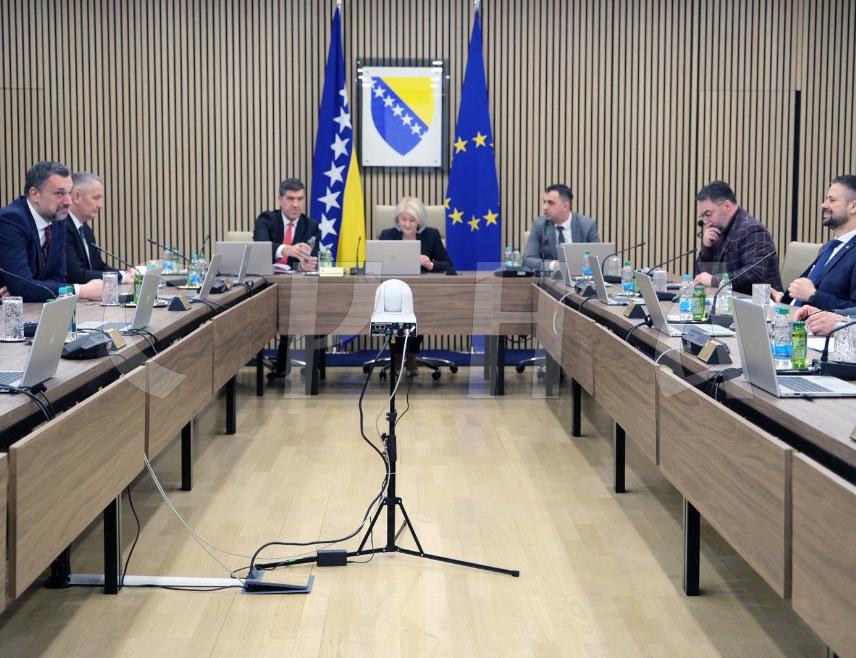 САРАЈЕВО, 12. ФЕБРУАРА /СРНА/ - Савјет министара данас је упознат са захтјевом за иницирање гласања о реконструкцији овог извршног тијела, који је доставио Представнички дом Парламентарне скупштине БиХ.