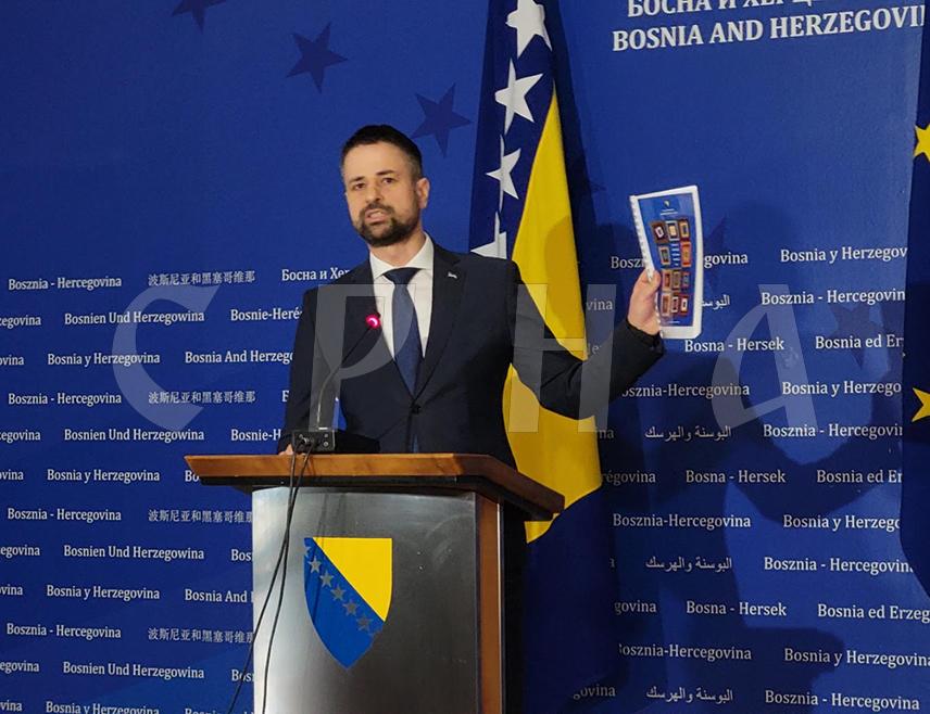 САРАЈЕВО, 12. ФЕБРУАРА /СРНА/ - Министар финансија и трезора у Савјету министара Срђан Амиџић изјавио је данас да су, посредством УСАИД-а, у БиХ уложена 402 милиона долара, од којих је та агенција пријавила да је реализовала 155.820.000 долара, док за 246.180.000 долара нема никаквих информација.