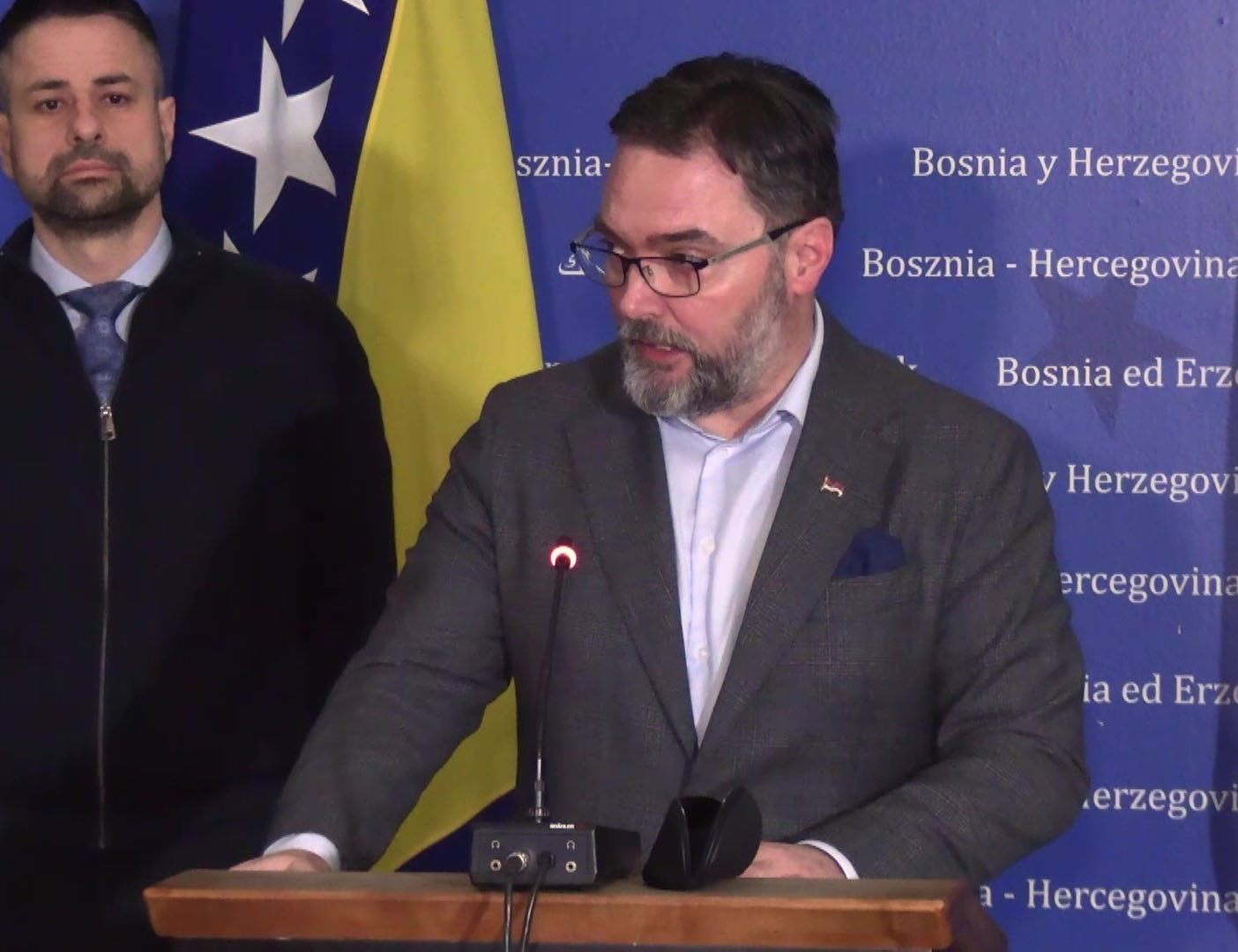 САРАЈЕВО, 12. ФЕБРУАРА /СРНА/ - Замјеник предсједавајућег Савјета министара Сташа Кошарац изјавио је данас да српски министри на данашњој сједници Савјета министара, трагом закључака Народне скупштине Републике Српске нису дозволили да се расправља о три тачке које су у вези са питањем ЕУ, док се не уважи мишљење надлежних институција Српске.