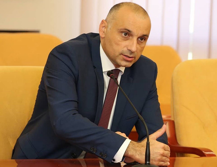 БАЊАЛУКА, 12. ФЕБРУАРА /СРНА/ - Предсједник Народне партије Српске Дарко Бањац изјавио је Срни да у крњем Уставном суду БиХ нема судија из реда српског народа, те да је давно изгубио легитимност, и ради по директивама политичког Сарајева, а у њему сједе странци који не познају правни систем земље.