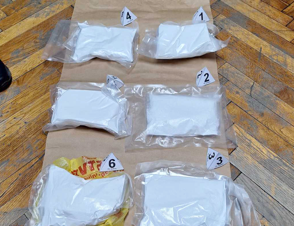 БЕОГРАД, 12. ФЕБРУАРА /СРНА/ - Припадници Полицијске управе у Шапцу заплијенили су 6,2 килограма амфетамина и због трговине дрогом ухапсили мушкарца из Београда чији су иницијали А.Ђ. /28/.