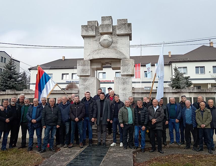 СОКОЛАЦ, 13. ФЕБРУАРА /СРНА/ - Код централног спомен-обиљежја на Сокоцу, на којем су исписана имена 1.170 бораца Сарајевско-романијске регије, данас су положени вијенци поводом обиљежавања Дана бораца Републике Српске и 221 године од Првог српског устанка, те поручено да је Српска понос и завјет који треба да чувамо.