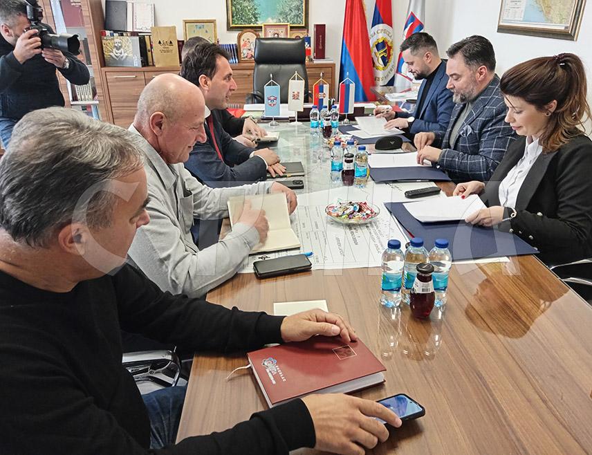 СОКОЛАЦ, 13. ФЕБРУАРА /СРНА/ - Министар спољне трговине и економских односа у Савјету министара Сташа Кошарац данас је на Сокоцу са начелником општине Страхињом Башевићем разговарао о начинима реализације неколико пројеката, међу којима је и "Романијска кућа", вриједнa око 80.000 евра.