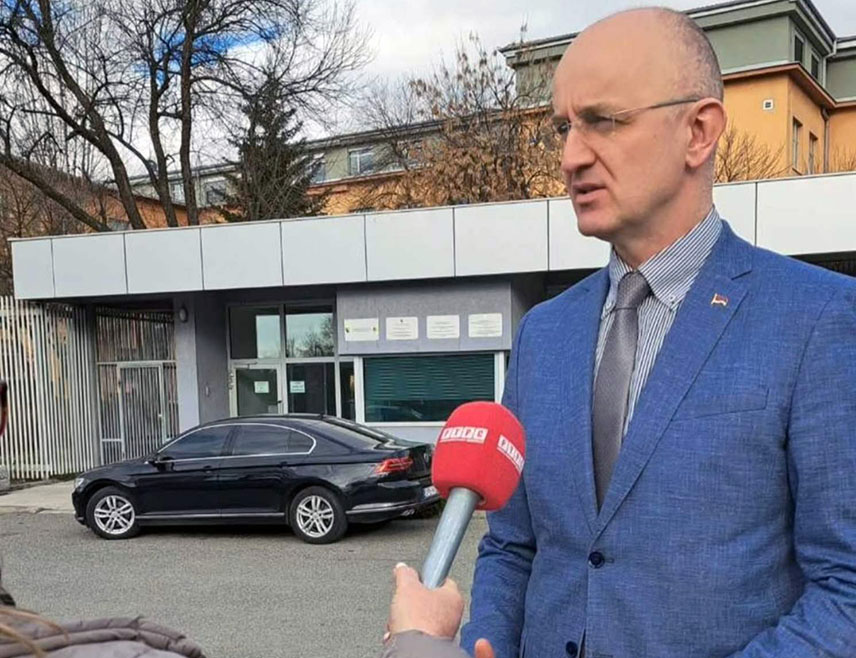 САРАЈЕВО, 13. ФЕБРУАРА /СРНА/ - Шеф Клуба СНСД-а у Народној скупштини Републике Српске Срђан Мазалица изјавио је да је данас у Тужилаштву БиХ дао исказ о 16. посебној сједници Народне скупштине на којој је расправљано о информацији о урушавању правног система у БиХ кршењем Дејтонског мировног споразума, што је оцијенио као класичан вид политичког застрашивања народних посланика.