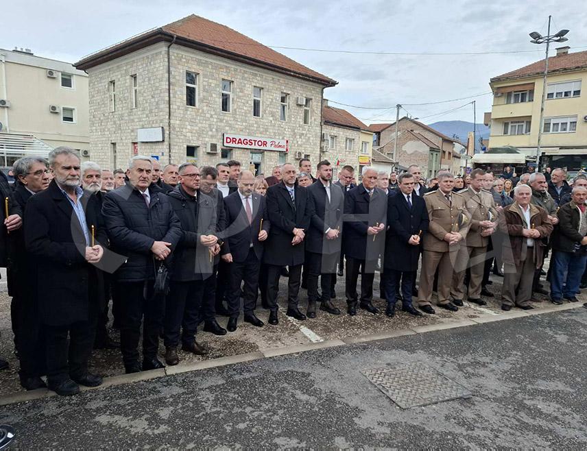 ВИШЕГРАД, 14. ФЕБРУАРА /СРНА/ - Код Централног споменика на Тргу палих бораца у Вишеграду данас је, у присуству званичника Републике Српске и Србије, служен помен и положени вијенци поводом обиљежавања 221 године од Првог српског устанка и Дана бораца Одбрамбено-отаџбинског рата Републике Српска, у којем су погинула 23.752 борца.