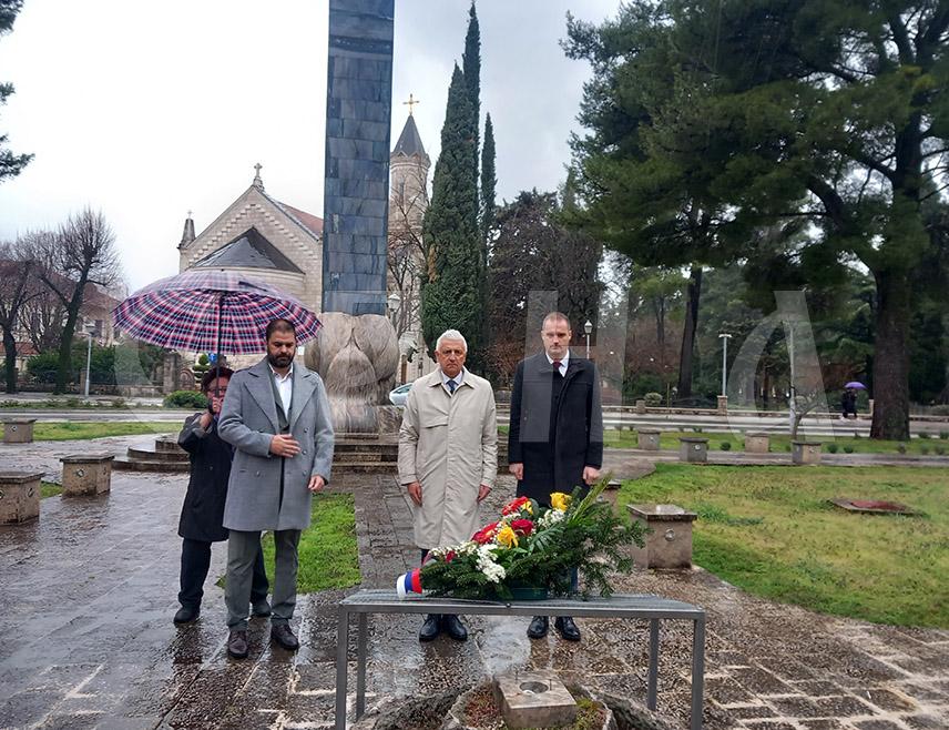 ТРЕБИЊЕ, 14. ФЕБРУАРА /СРНА/ - Служењем помена у Цркви Светог кнеза Лазара у Tребињу и полагањем цвијећа на Споменик браниоцима Tребиња данас је обиљежен Дан Борачке организације Републике Српске и Дана бораца Одбрамбено-отаџбинског рата, те је истакнуто да је Српска највећа тековина посљедњег рата.