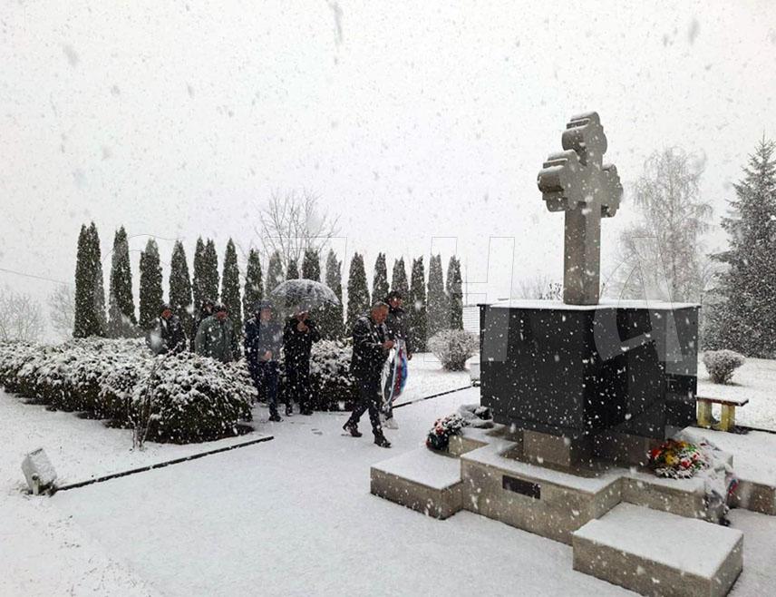 КРУПА НА УНИ, 14. ФЕБРУАРА /СРНА/ - У Доњем Дубовику, административном центру општине Крупа на Уни, данас су положени вијенци и прислужене свијеће код спомен-обиљежја погинулим борцима 11. крупске лаке пјешадијске бригаде, поводом Дана бораца Одбрамбено-отаџбинског рата и 221 године од подизања Првог српског устанка.