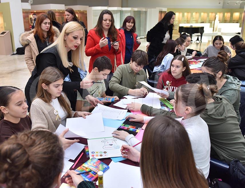 БАЊАЛУКА, 14. ФЕБРУАРА /СРНА/ - Представници Одјељења за образовно-педагошки рад Музеја Републике Српске организовали су едукативно-креативну радионицу "Напиши писмо подршке" на којој су ученици из бањалучке Медицинске школе, Католичког школског центра "Иван Мерц" и Основне школе "Бранко Радичевић" писали писма подршке дјеци из Удружења родитеља дјеце обољеле од малигних болести "Искра".
