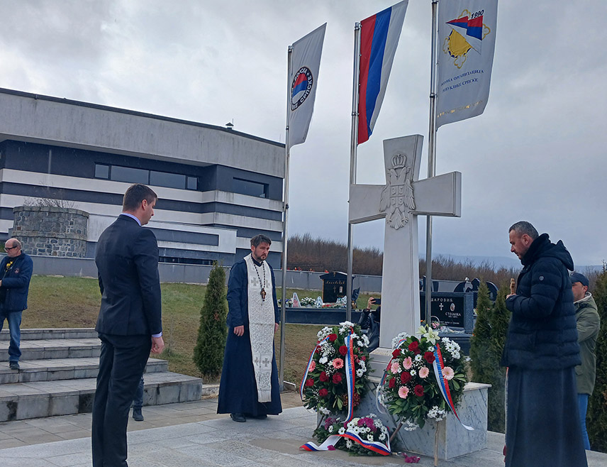 ИСТОЧНО НОВО САРАЈЕВО, 14. ФЕБРУАРА /СРНА/ - У Источном Новом Сарајеву данас су поводом Дана бораца Републике Српске положени вијенци код Централног споменика на војничком гробљу Враца и служен је парастос погинулим борцима у Одбрамбено-отаџбинском рату.