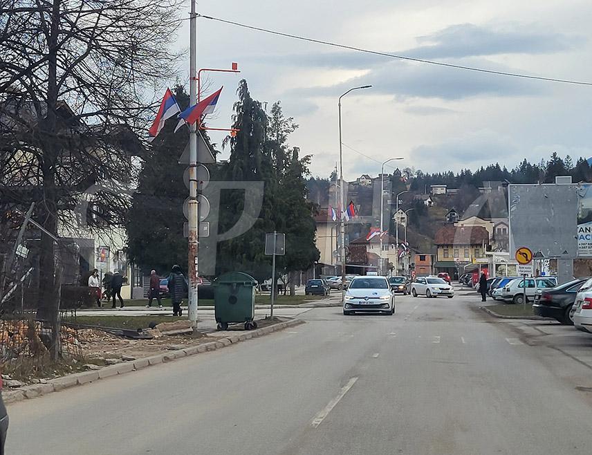 ПАЛЕ, 14. ФЕБРУАРА /СРНА/ - Улице Пала окићене су српским заставама поводом Дана државности Србије и Дана државности Републике Српске, Сретења Господњег.