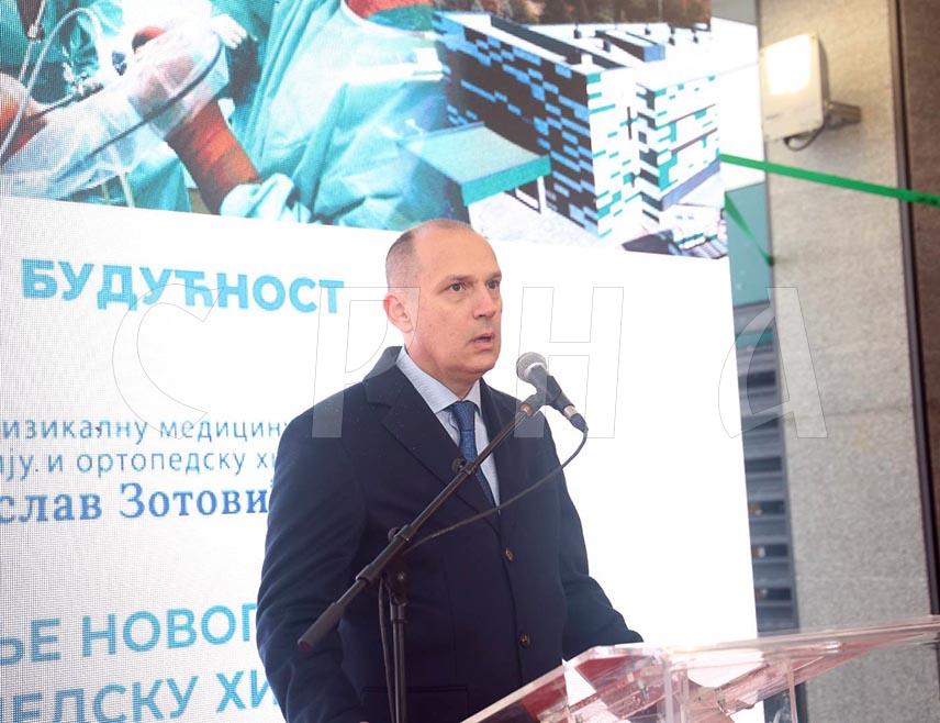 БАЊАЛУКА, 14. ФЕБРУАРА /СРНА/ - Министар здравља Србије Златибор Лончар поручио је данас на отварању новоизграђеног објекта Клинике за ортопедску хирургију Института "Др Мирослав Зотовић" у Слатини код Бањалуке да, докле год Александар Вучић буде водио Србију, руководство ове здравствене установе и запослени могу да рачунају на све ресурсе које има Србија.
