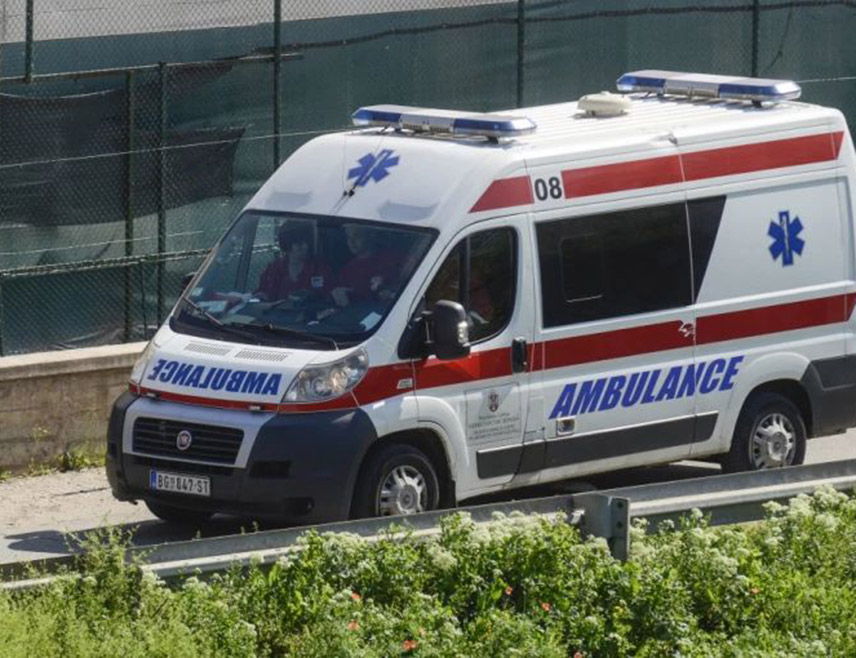 ПЕЋИНЦИ, 14. ФЕБРУАРА /СРНА/ - На двије дјевојчице данас је пао дио малтера са зида у Основној школи "Слободан Бајић Паја" у Пећинцима.