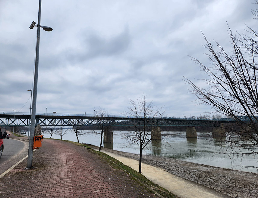 БРЧКО, 14. ФЕБРУАРА /СРНА/ - Гранични мост на Сави који повезује Брчко и Гуњу у Хрватској од вечерас ће бити затворен за саобраћај путничких возила због уоченог оштећења на конструкцији моста, изјавио је Срни шеф полиције Брчко дистрикта Горан Писић.