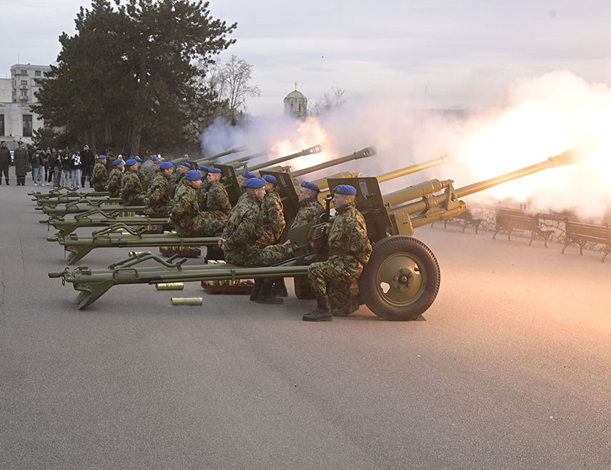 БЕОГРАД, 14. ФЕБРУАРА /СРНА/ - Припадници Гарде Војске Србије истовремено су данас извршили почасну артиљеријску паљбу у Београду, Новом Саду, Нишу и Крагујевцу по наређењу предсједника Републике и врховног команданта Војске Србије Александра Вучића, а поводом обиљежавања 15. фебруара - Дана државности.