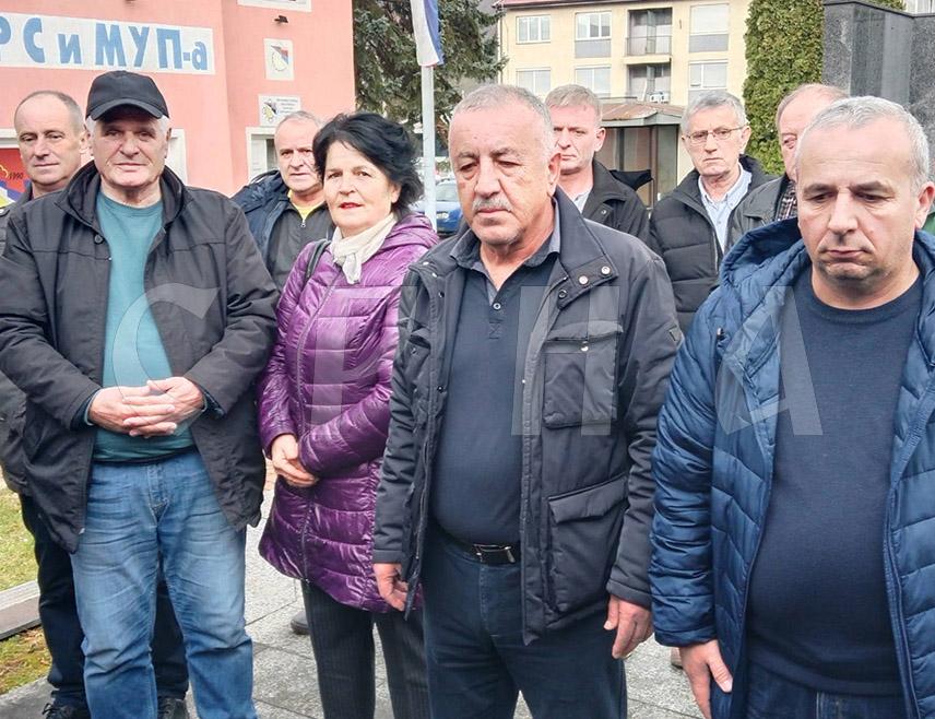 ШИПОВО, 14. ФЕБРУАРА /СРНА/ - У општини Шипово данас је, полагањем цвијећа код централног споменика на Тргу патријарха Павла за 101 погинулог борца из ове општине у Одбрамбено-отаџбинском рату, обиљежен Дан бораца Војске Републике Српске.