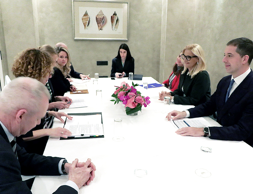 МИНХЕН, 14. ФЕБРУАРА /СРНА/ - Министар спољних послова Србије Марко Ђурић истакао је у разговору са замјеником генералног секретара НАТО-а Радмилом Шекеринском да се односи Србије и тог савеза заснивају на партнерској сарадњи, у складу са политиком војне неутралности Србије, али уз отвореност да се сарадња даље унапређује у свим областима од заједничког интереса.