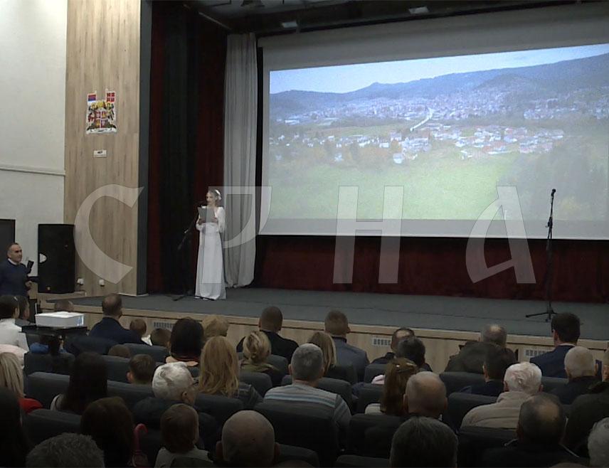 ПАЛЕ, 14. ФЕБРУАРА /СРНА/ - У оквиру манифестације "Сретењске свечаности" вечерас је на Палама приказан филм "Срђан Кнежевић-Бели вук" који говори о овом легендарном команданту специјалне јединице Војске Републике Српске.