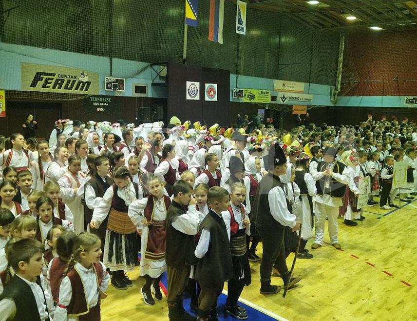 ПРИЈЕДОР, 14. ФЕБРУАРА /СРНА/ - У Приједору је вечерас одржан Међународни фестивал фолклора "Разиграна младост" који је окупио око 800 младих фолклораша из Републике Српске, Србије и Хрватске.