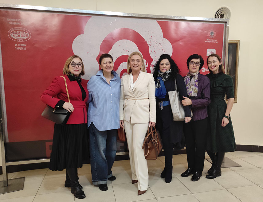 БАЊАЛУКА, 14. ФЕБРУАРА /СРНА/ - Извођење представе "Госпођица" у продукцији Народног позоришта Републике Српске до краја позоришне сезоне посвећено је ученицима бањалучке Основне школе /ОШ/ "Иво Андрић", с циљем обогаћивања библиотечког фонда школе.