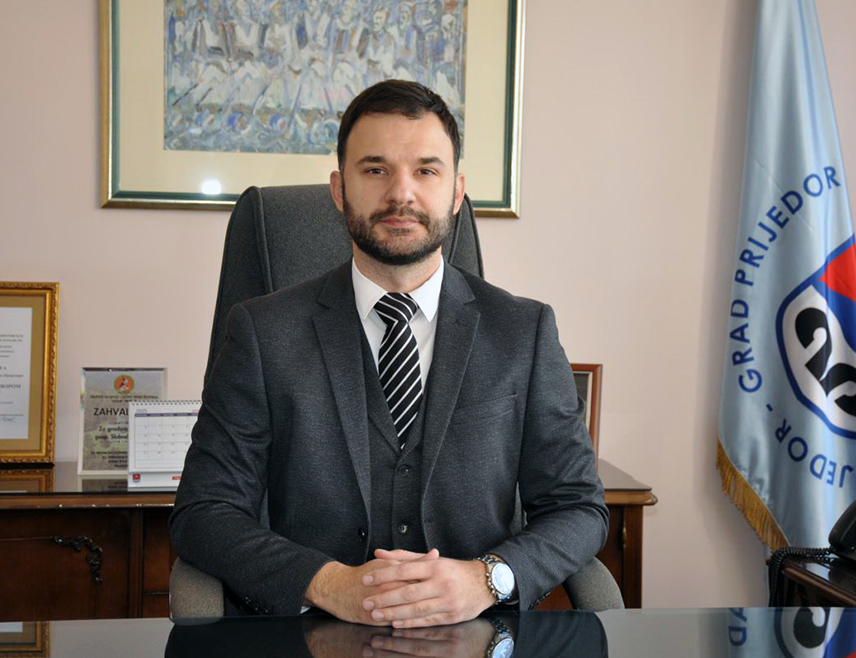 ПРИЈЕДОР, 15. ФЕБРУАРА /СРНА/ - Градоначелник Приједора Слободан Јавор честитао је Дан државности - Сретење Србима са обје стране ријеке Дрине са жељом да продубљују нераскидиве везе и тако јачају саборност.