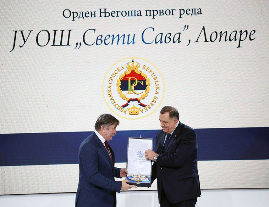 ЛОПАРЕ, 15. ФЕБРУАРА /СРНА/ - Орден Његоша првог реда који је предсједник Републике Српске Милорад Додик додијелио Основној школи /ОШ/ "Свети Сава" из Лопара, поводом Сретења, снажан је подстрек за даљи рад, рекао је Срни директор ове образовне установе Драган Лукић.