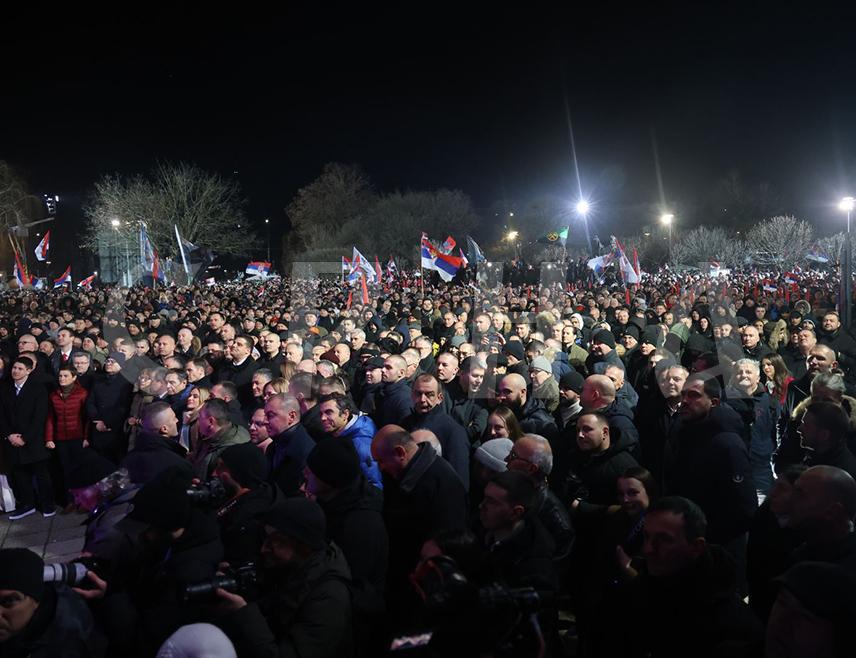 СРЕМСКА МИТРОВИЦА, 15. ФЕБРУАРА /СРНА/ - Декларација о Војводини у Србији усвојена је вечерас народном акламацијом на скупу "Срећемо се на Сретење" у Сремској Митровици, којем је, како су навели организатори, присуствовало више од 120.000 људи, укључујући и највише званичнике Србије и Републике Српске.