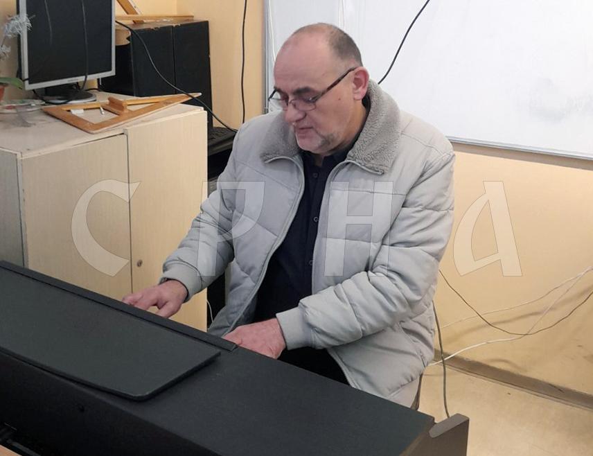 ШАМАЦ, 16. ФЕБРУАРА /СРНА/ - Наставник музичке културе у Основној школи "Шамац" Радо Босић, добитник овогодишње Светосавске награде, истиче да ово посебно признање представља круну његовог досадашњег рада и да му је подстрек да ради још боље и преноси знање новим генерацијама.