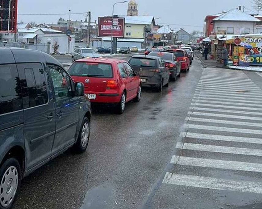 БАЊАЛУКА, 16. ФЕБРУАРА /СРНА/ - На граничним прелазима Градишка, Велика Кладуша, Козарска Дубица, Градина и Брод појачана је фреквенција возила на излазу из БиХ, саопштено је из Ауто-мото савеза /АМС/ Републике Српске.