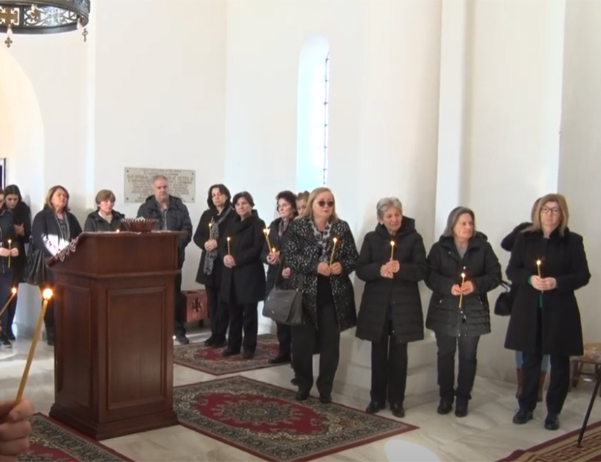 ЛАПЉЕ СЕЛО, 16. ФЕБРУАРА /СРНА/ - У Цркви Свете Петке у Лапљем Селу код Приштине служен је помен страдалим у нападу албанских терориста на аутобусе "Ниш експреса" у Ливадицама код Подујева 2001. године, са којег су породице жртва упутиле апел правосуђу да обнови процес.