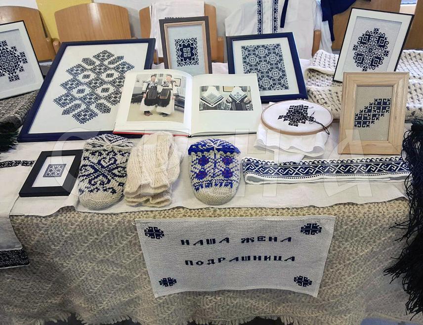 МРКОЊИЋ ГРАД, 16. ФЕБРУАРА /СРНА/ - Коло српских сестара "Блага Марија" из Ораховљана код Мркоњић Града организовало је вечерас 11. изложбу рукотворина "Змијањска покрстица" о Тривундану која је окупила велики број учесника и гостију из ове и сусједних општина.