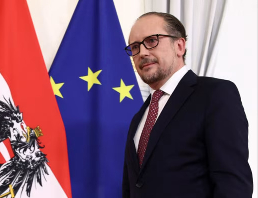 БЕЧ, 16. ФЕБРУАРА /СРНА - РИА Новости/ - Вршилац дужности аустријског канцелара Александер Шаленберг позвао је на оштар одговор на смртоносни напад ножем у аустријском граду Филаху и на строге мјере кажњавања за исламистички тероризам у Аустрији.