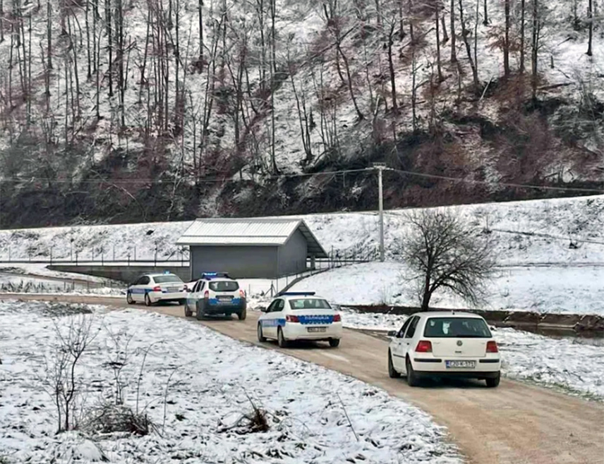 БАЊАЛУКА, 17. ФЕБРУАРА /СРНА/ - Осумњичени за двоструко убиство у Калесији Емир Селимовић /38/, за којим је трагано пет дана, крио се шуми у околини Прњавора, сазнаје Срна.