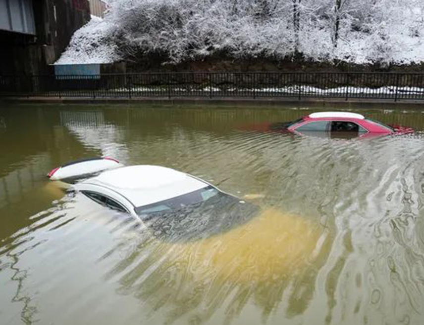 ВАШИНГТОН, 17. ФЕБРУАРА /СРНА - РИА Новости/ - Број погинулих у олујама на југоистоку САД порастао је на 10, јавио је медијски сервис Си-Би-Ес.