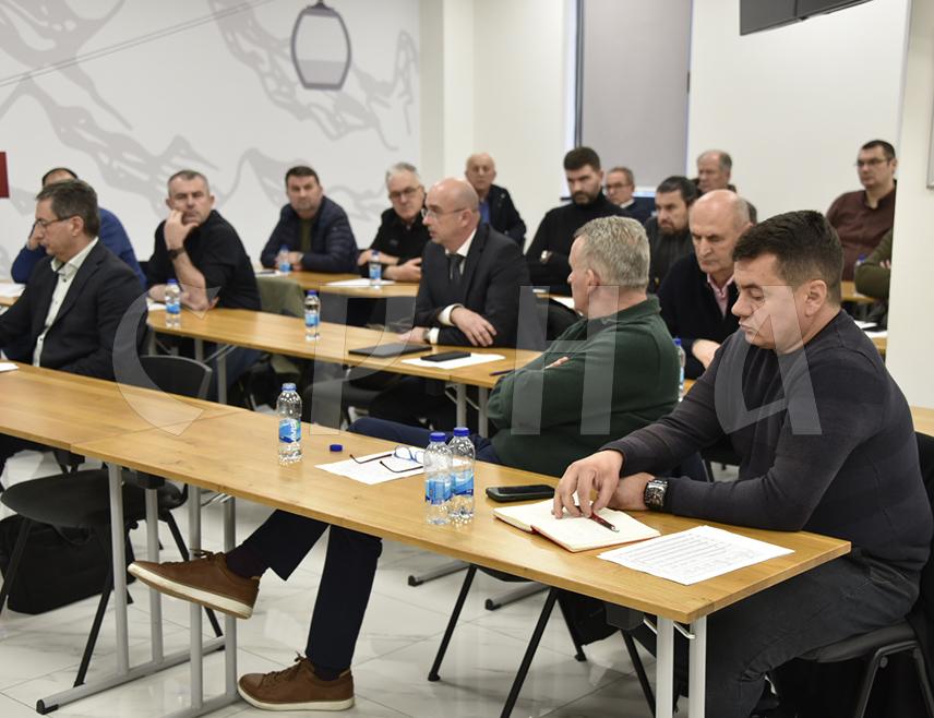 БАЊАЛУКА, 17. ФЕБРУАРА /СРНА/ - Извршни одбор Удружења шумарства и дрвопрераде при Привредној комори Републике Српске затражио је на данашњој ванредној сједници да Владе Српске приспита одлуку о новим цијенама шумских сортимената јер ће, како су оцијенили, погодити све дрвопрерађиваче.