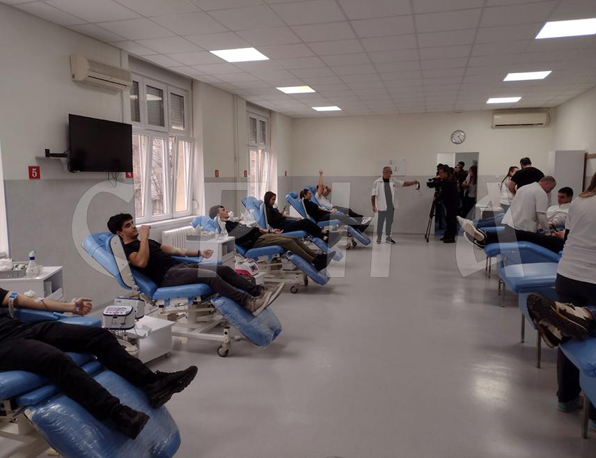 БЕОГРАД, 17. ФЕБРУАРА /СРНА/ - Више од стотину људи до сада је дало крв за младу Бијељинку која је тешко повријеђена у сабраћајној несрећи и хитно пребачена у Београд, рекла је Срни портпарол Института за трансфузију крви Србије Мирјана Кнежевић.